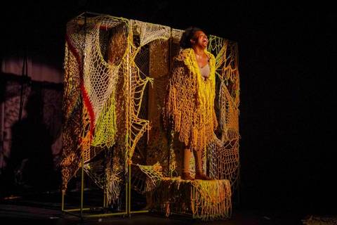 Luta contra escravidão será debatida em espetáculo gratuito no Teatro Elias Angeloni em Criciúma