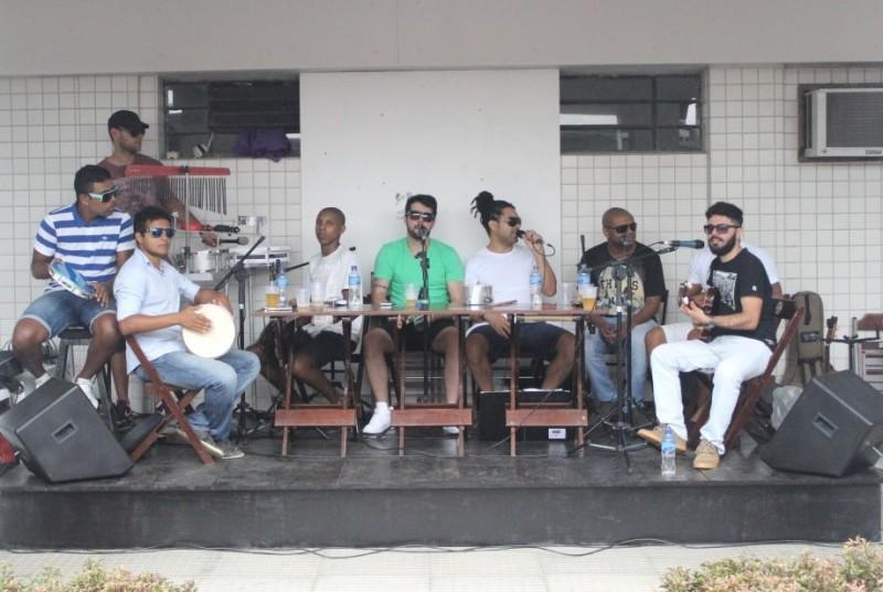 Música e feijoada reúne público no Ponto do Samba