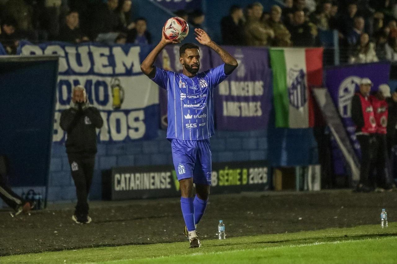 Lateral-direito rescinde contrato com o Caravaggio