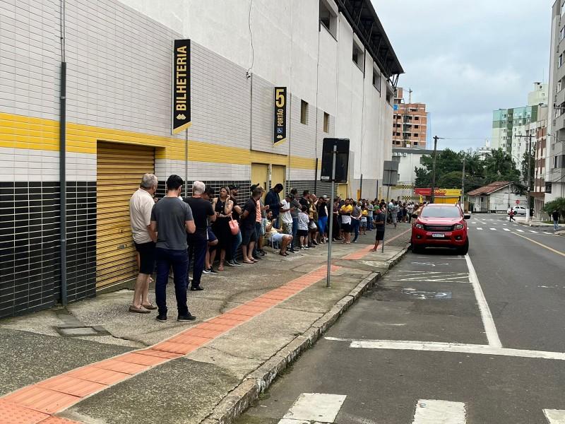 Criciúma x Hercílio Luz: torcedores fazem fila no Heriberto Hülse para buscar ingressos infantis