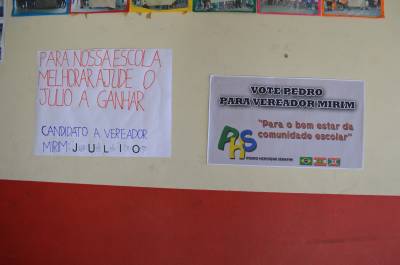 Cartazes, entrega de santinhos e até debates realizados nas escolas participantes