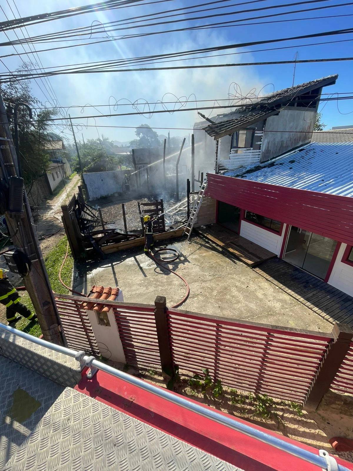 Apartamentos são destruídos por incêndio em Imbituba; veja fotos — foto 1