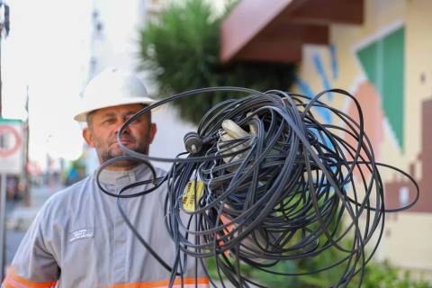 Operação Limpa Fios: segunda fase recolhe mais de 200 quilos de cabos
