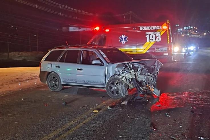 Colisão entre dois carros deixa motorista ferido na SC-108