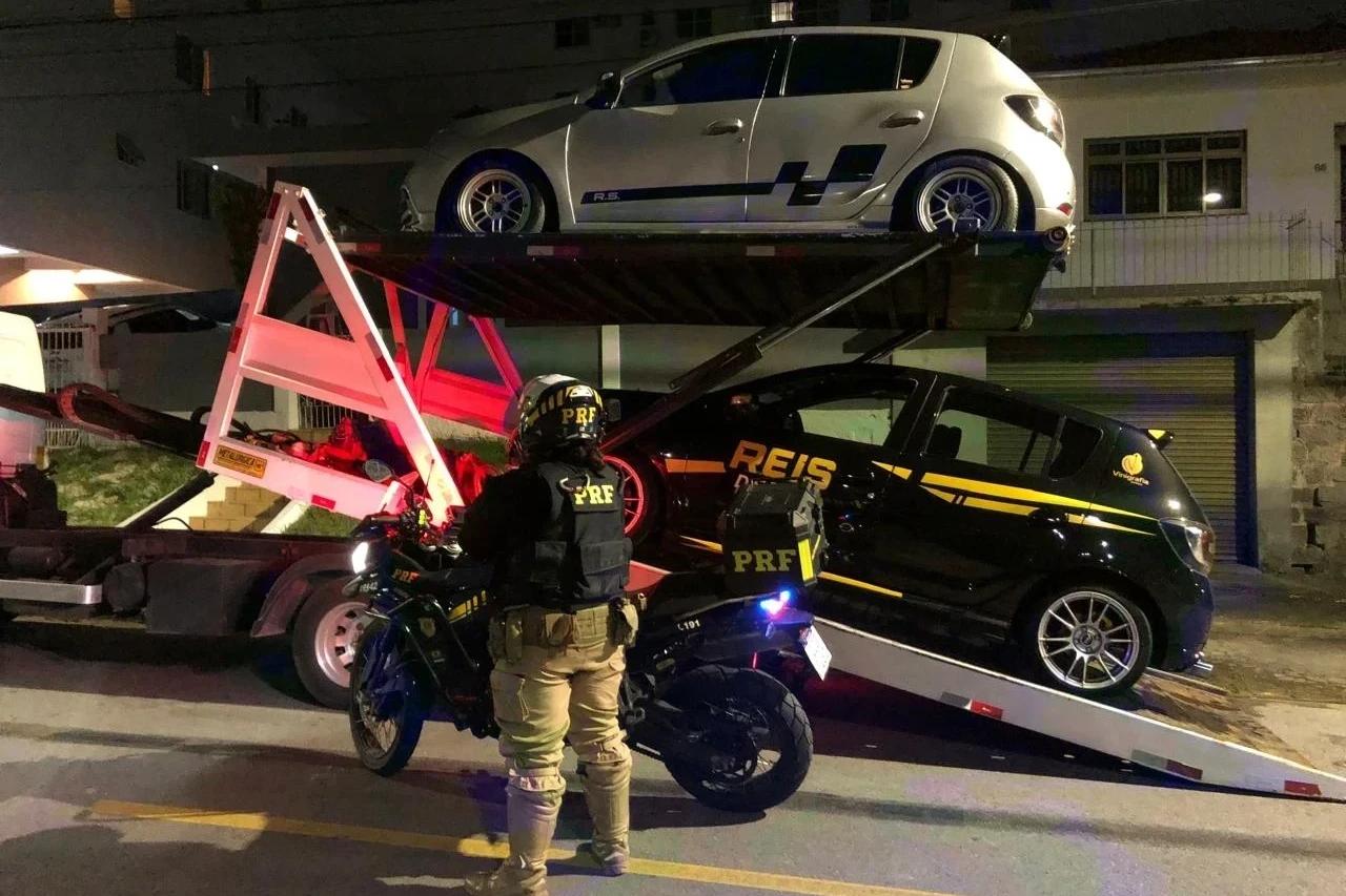 PRF flagra racha na BR-101 e motoristas são presos; veja vídeo