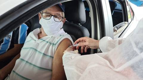 Sexta tem drive thru de vacinação para idosos de 65 e 64 anos em Sombrio