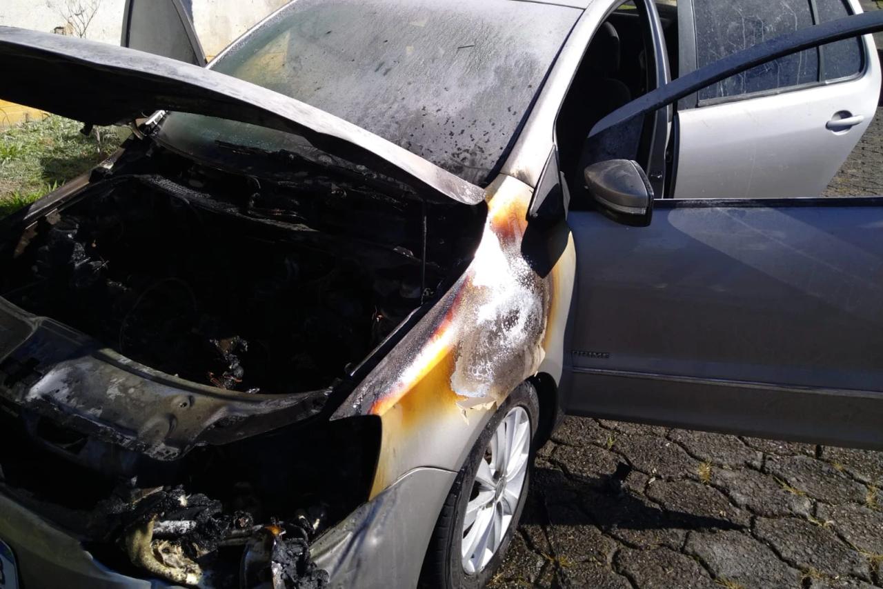 Motor de carro pega fogo em Criciúma
