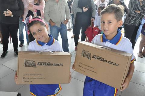 Prefeitura de Balneário Rincão entrega materiais escolares para os 1.800 alunos
