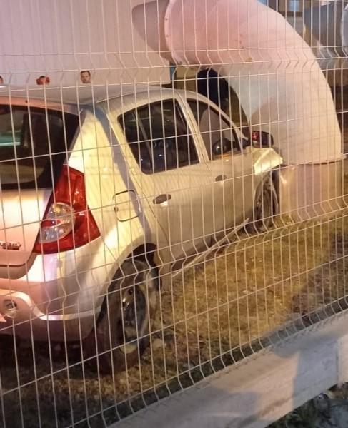Motorista fica preso em carro após saída de pista na área central de Cocal do Sul