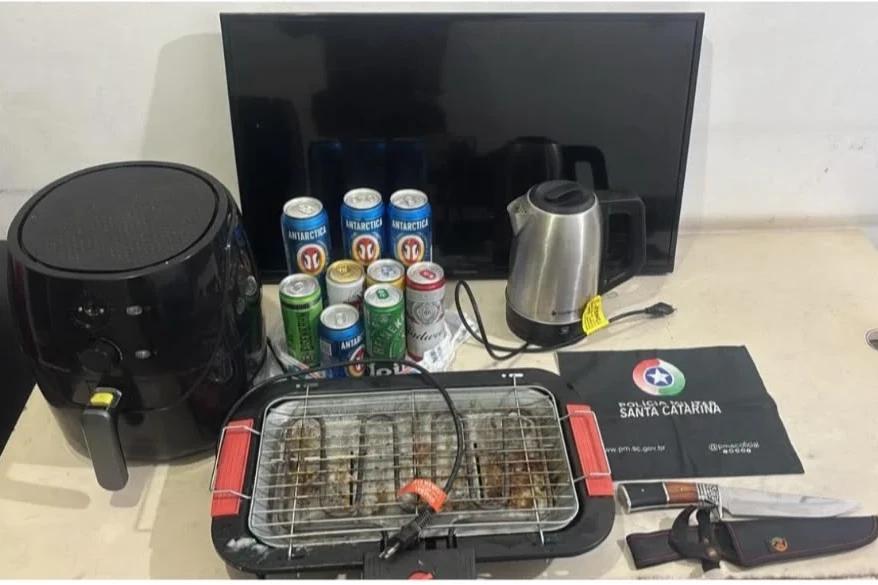 Jovem é preso por furtar carnes, bebidas e churrasqueira de residência