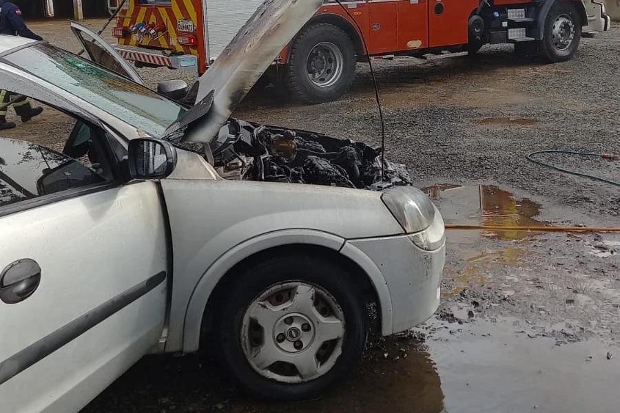 Carro é parcialmente destruído por incêndio em Araranguá