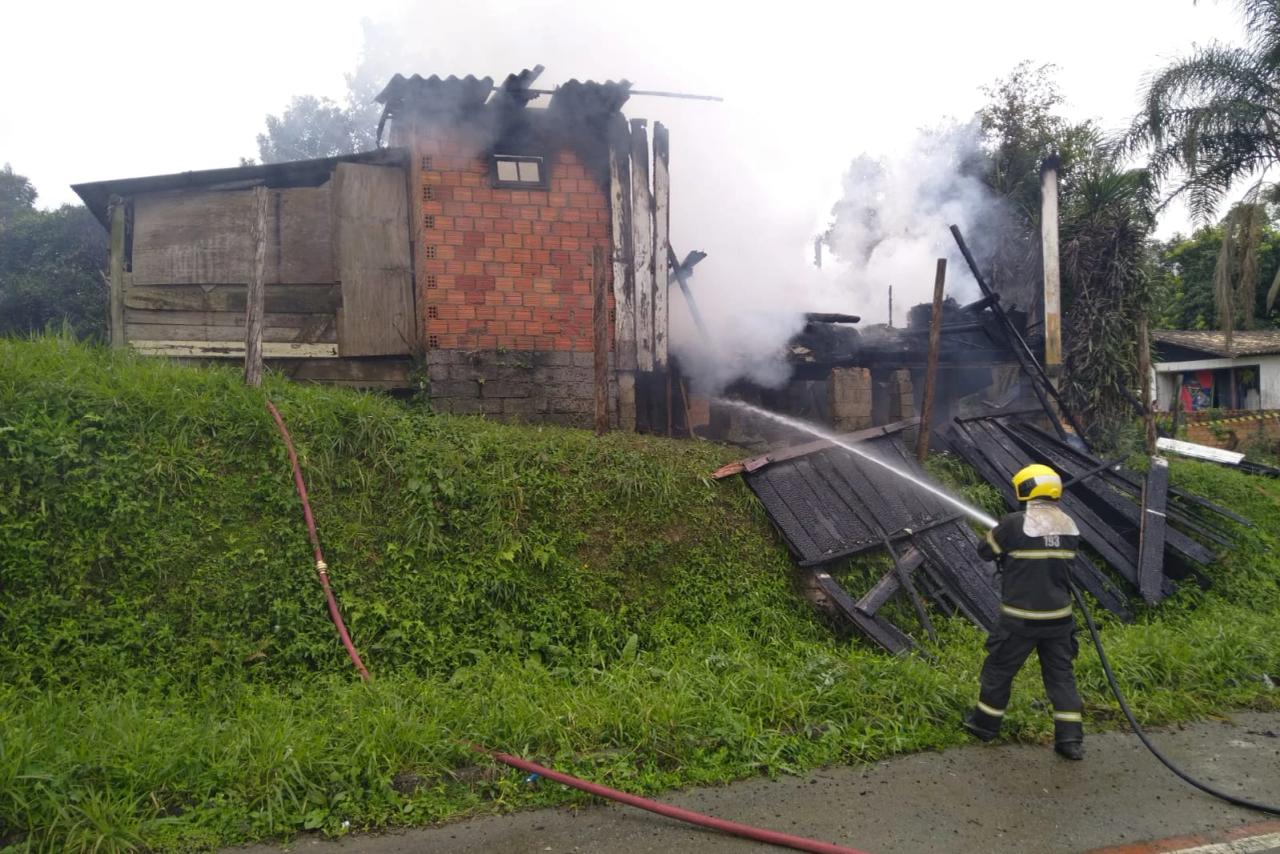 Moradora encontra casa de madeira incendiada em Criciúma