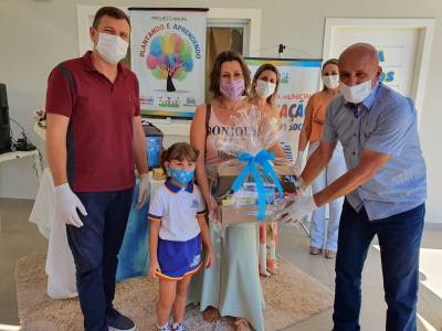 Prefeitura de Balneário Rincão entrega materiais escolares e uniforme para os 1.600 alunos