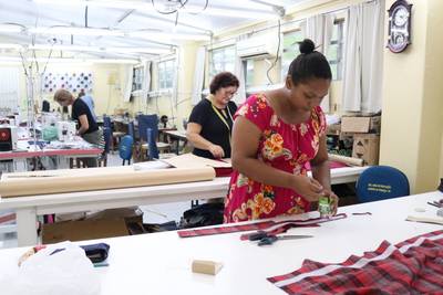 Cursos de Costura Industrial e de Artesanato estão com vagas disponíveis