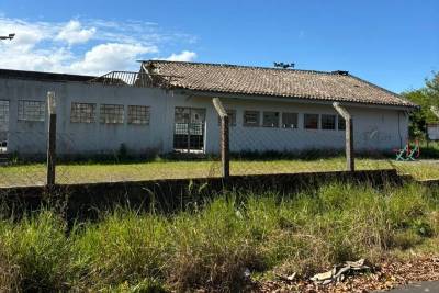 Com problemas na infraestrutura, antigo centro comunitário é demolido em Criciúma