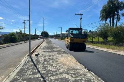 Revitalização da avenida Porfírio Feltrin avança com aplicação de nova camada asfáltica