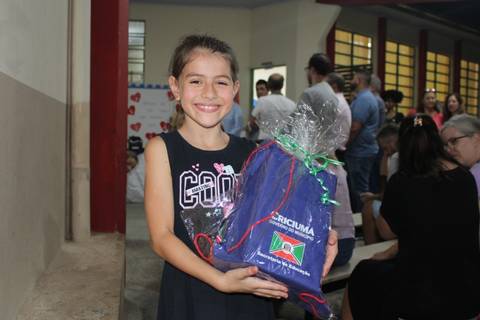 Prefeitura entrega mais de 150 mil peças de uniformes aos alunos da rede municipal de Criciúma