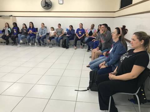 Curso de Libras é ofertado para funcionários e familiares de alunos da Escola Polo de Surdos