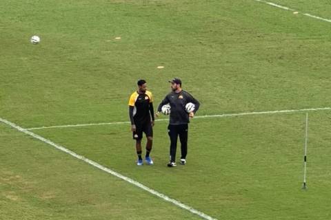 Desfalque contra o Fortaleza, atacante volta a trabalhar no gramado