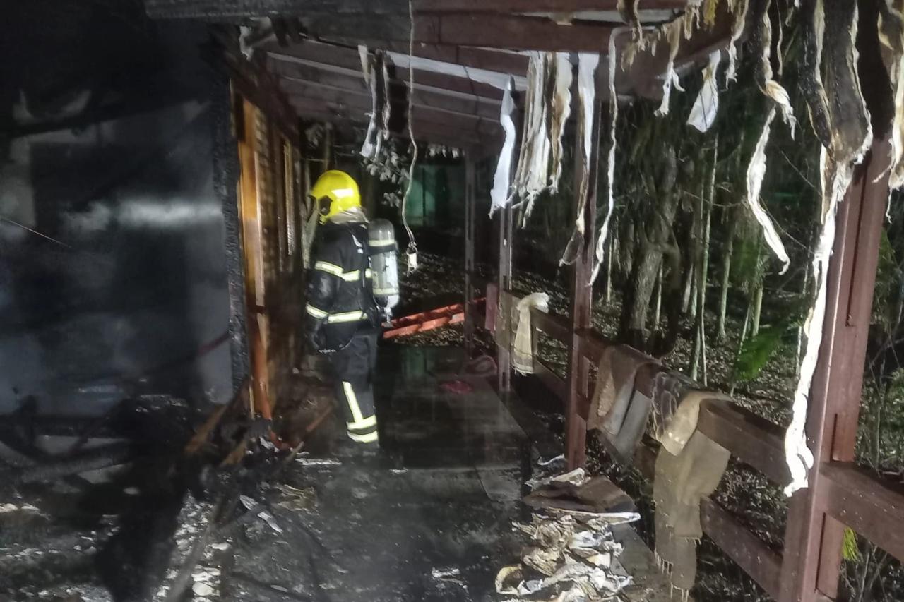 Morador acorda durante incêndio e consegue escapar por janela de residência em Criciúma