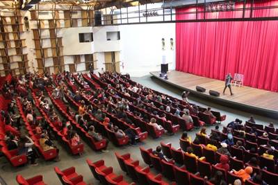 Teatro Elias Angeloni recebe atrações para todos os públicos