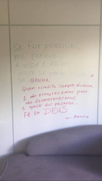 Equipamentos musicais são furtados de escola; criminoso deixou recado na parede