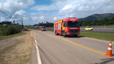 Saída de pista seguida de capotamento é registrada na BR-101, em Pescaria Brava