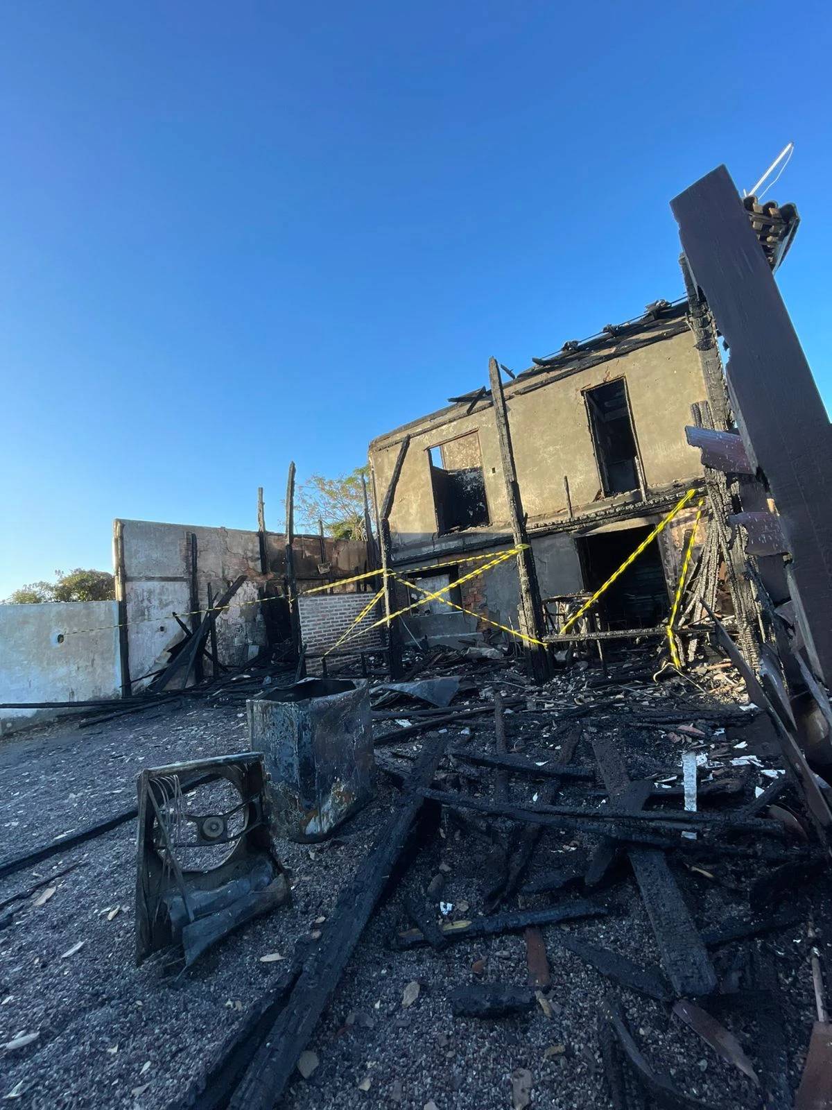 Apartamentos são destruídos por incêndio em Imbituba; veja fotos — foto 2