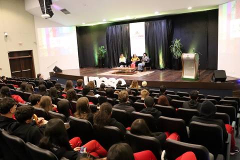 Em roda de conversa, autora conduz alunos do Colégio Unesc à reflexão sobre a humanidade