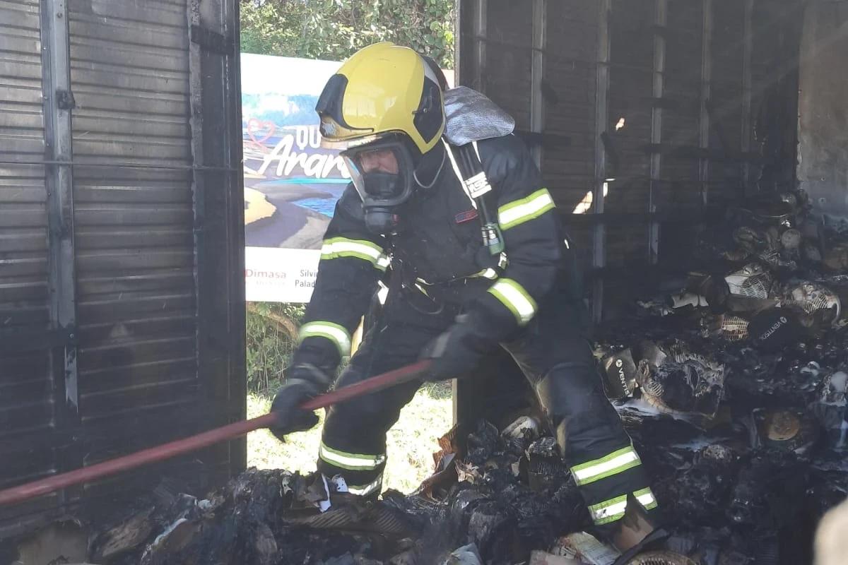 Fotos: caminhão carregado com produtos da Shopee é destruído por incêndio no Sul de SC