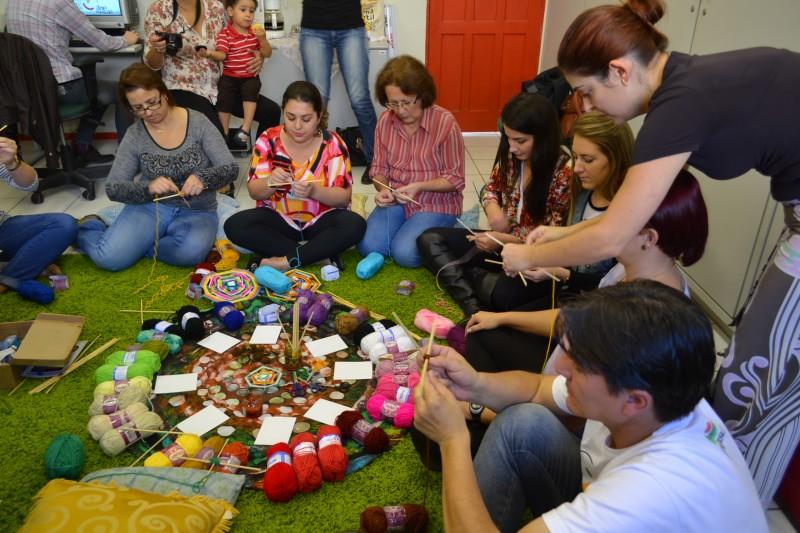 Participantes do Arte na Escola confeccionam Mandalas de Fios