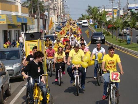 Bicicletaço enfeita de amarelo as ruas de Araranguá