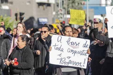 Fotos e vídeos: professores da Afasc entram em greve em Criciúma