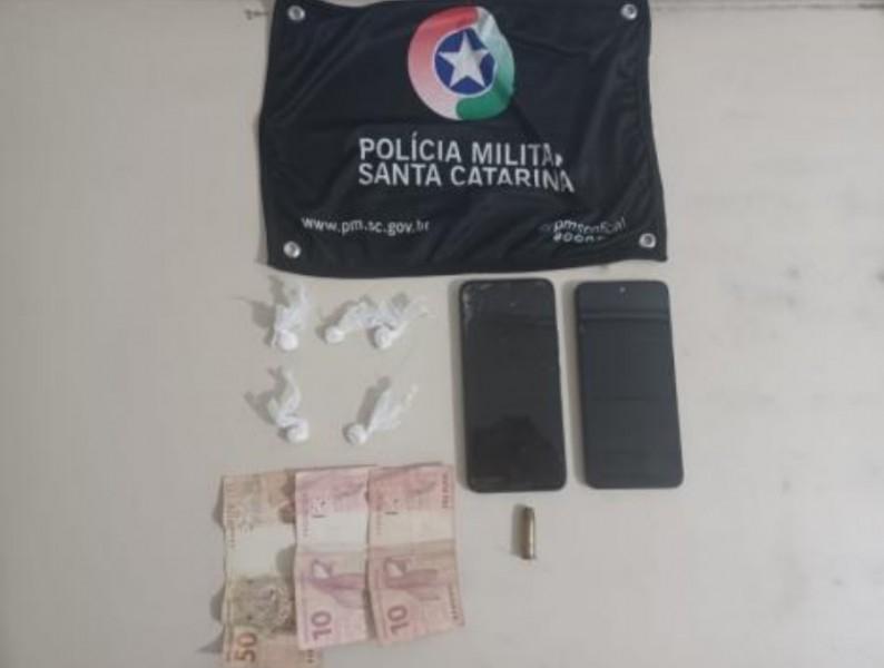 Sombrio: mulher com tornozeleira eletrônica é presa suspeita de tráfico de drogas