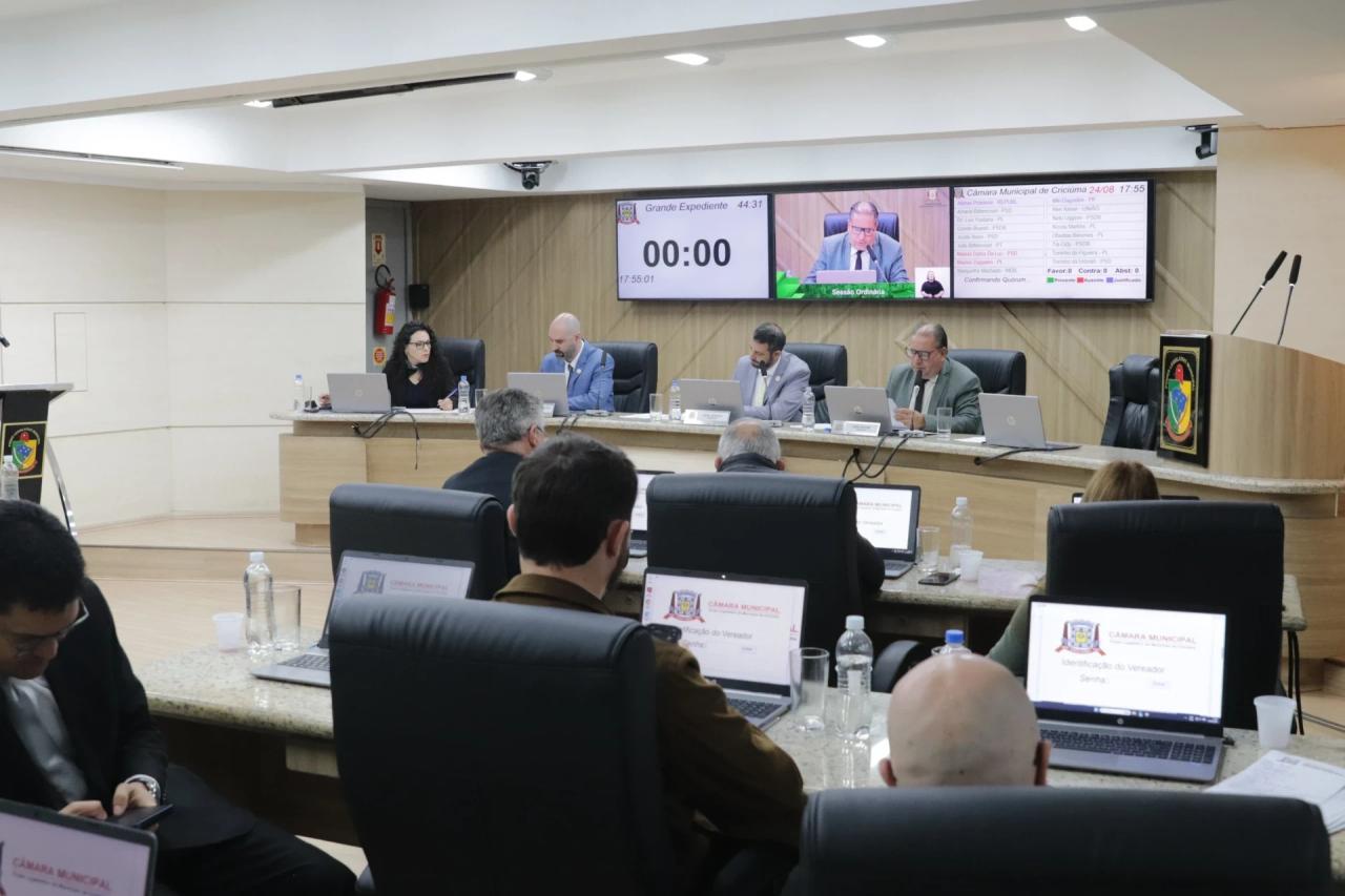 PL que exige divulgação de currículos volta ao debate e é rejeitado pela Câmara de Criciúma