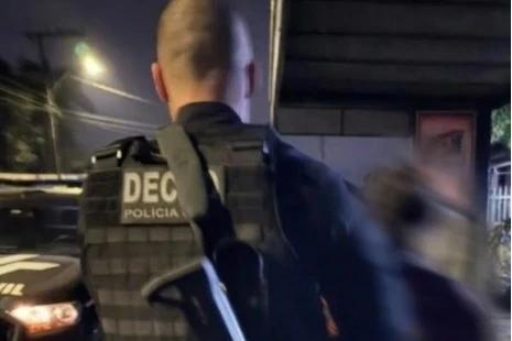 Mulher com mandado de prisão por tráfico de drogas e organização criminosa é presa em Criciúma