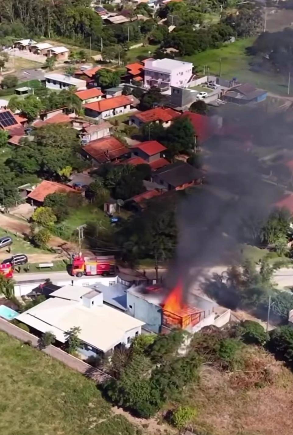 Apartamentos são destruídos por incêndio em Imbituba; veja fotos — foto 4