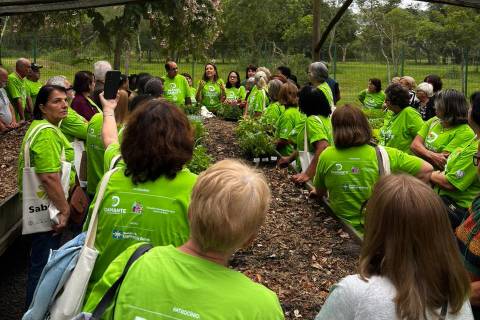 Mais de 70 idosos participam da abertura do projeto Horta dos Saberes
