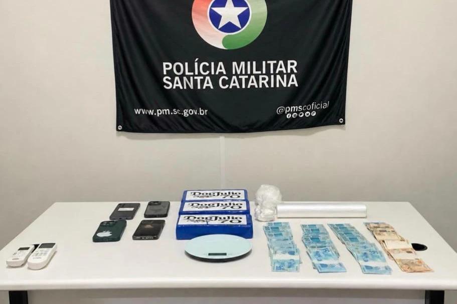 Dupla é flagrada com mais de três quilos de cocaína em ação policial