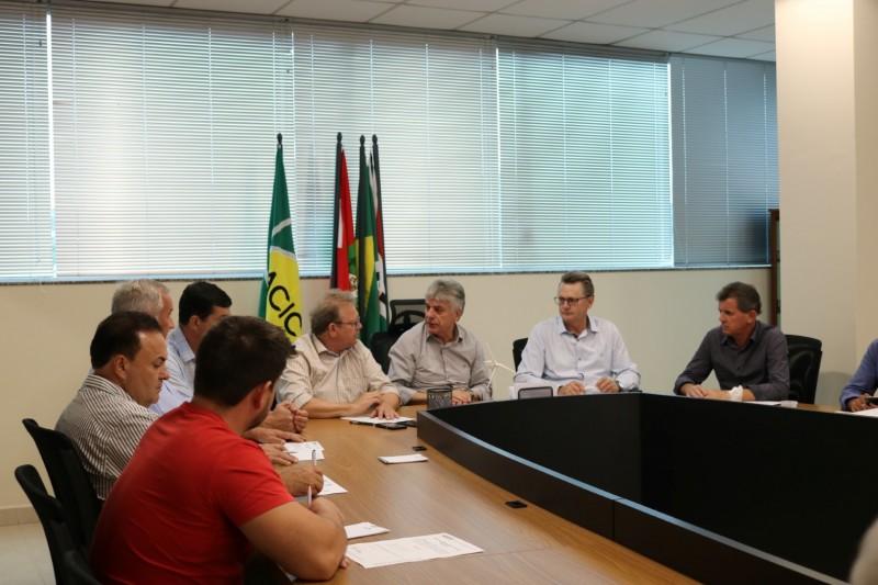 Prefeitos e empresários buscam estratégias para atrair investidores à região