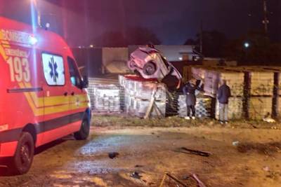 Motorista perde controle da direção, sai da pista e capota carro na SC-108
