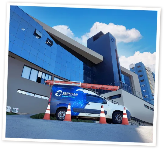 Equipe de instalação de internet fibra óptica Engeplus em frente à sede